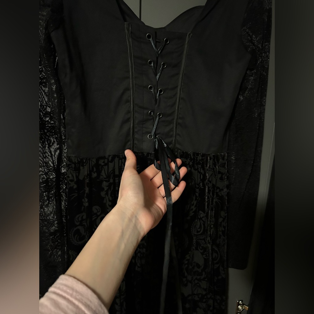 Hot Topic Black Lace Long-Sleeve
Velvet Hi-Low Gown (Prom Collection 2017) - Picture 8 of 10
